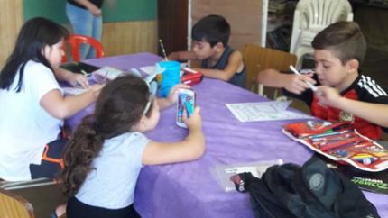 Los chicos reciben las clases de apoyo escolar por Zoom.