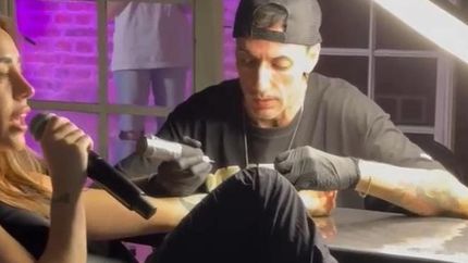 Nicki Nicole se tatuó y, al mismo tiempo, realizó un vivo por streaming.
