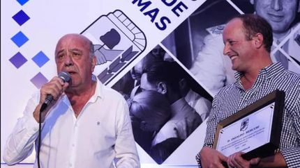 Mercuri durante un acto junto a Insaurralde.