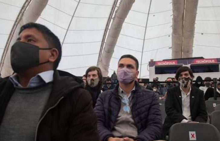 Facundo, en tercera fila, atento a la inauguración.