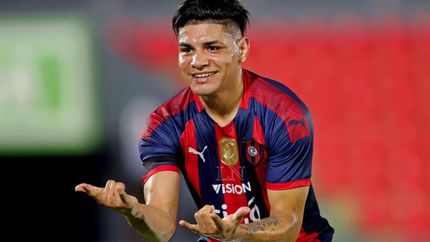 Jugó más de 100 partidos en Cerro Porteño y anotó 21 goles.
