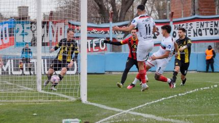 Mendoza marca tras el centro de Lavezzi.