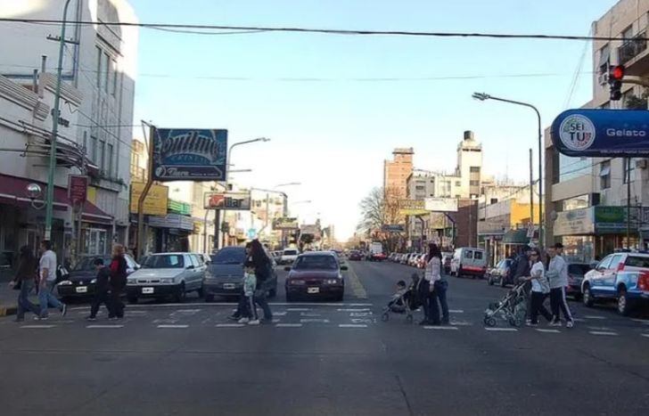 Se llama Alsina entre Banfield y Balcarce, en Lomas.
