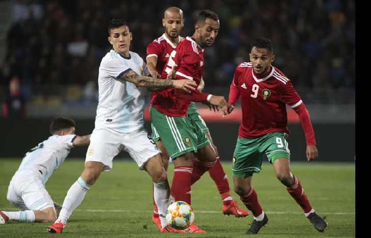 Leandro Paredes y Benatia disputan el balón durante un mal partido jugado en Tánger.