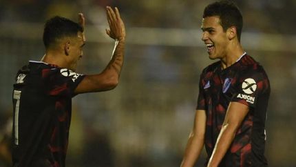 Cristian Ferreira, autor del gol, festeja con Matías Suárez, gestor de la jugada previa.