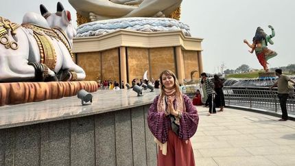 La profesora y formadora de yoga volvió hace apenas unos días de India.