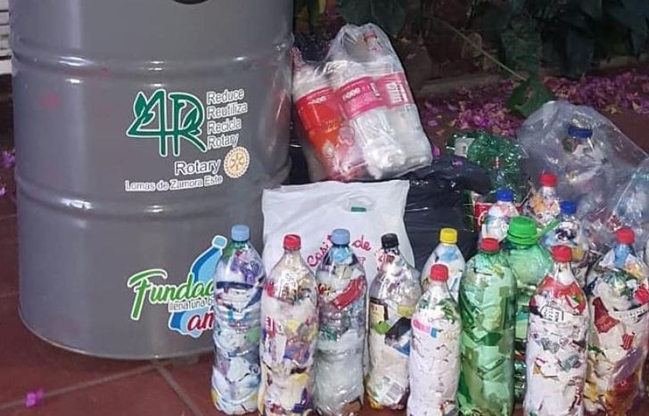 Las botellas de amor sacan de circulación el plástico que contamina al medioambiente.
