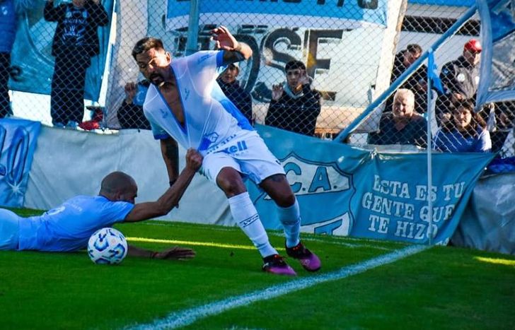 Luis López gana en el fondo de la cancha.