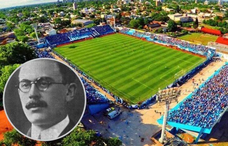 El estadio sigue llevando su nombre.