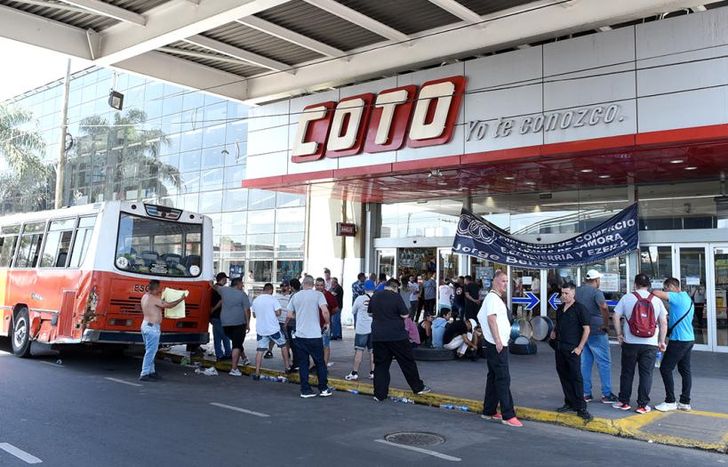 Realizaron un bloqueo en los ingresos al Coto de Temperley.