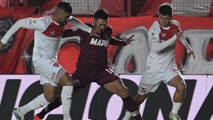 Salvio entre la marca de dos rivales. Salvio entre la marca de dos rivales.