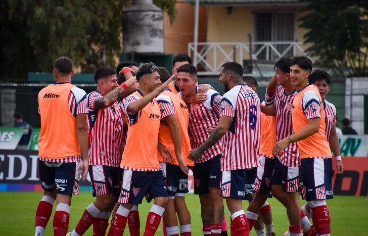 El festejo de Los Andes ante San Miguel.