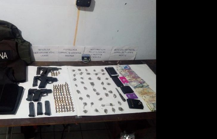 Incautaron armas y chalecos.
