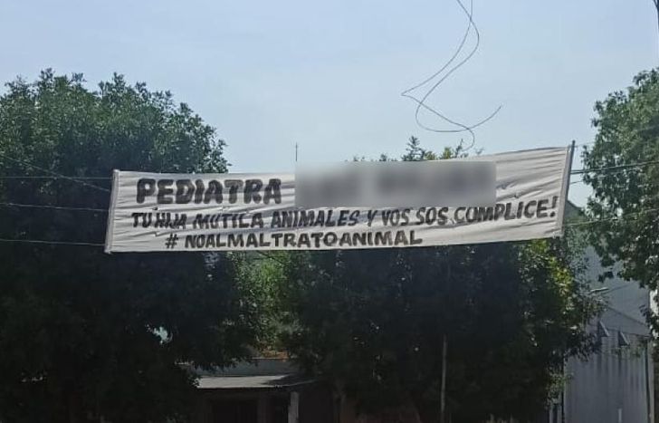 El pasacalle que le colocaron a la madre de la joven denunciada.