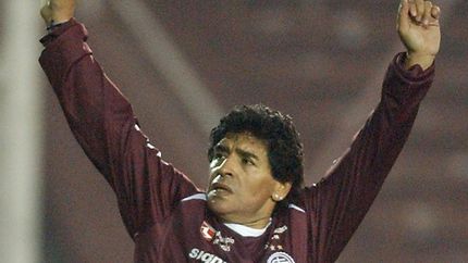 Diego Maradona con la camiseta de Lanús en el 2008.