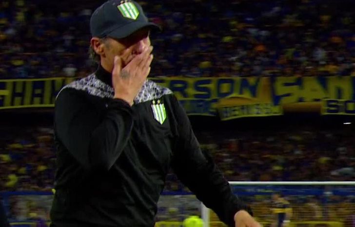 Troglio se retiró expulsado de La Bombonera haciendo un particular gesto.