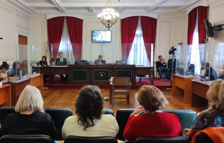 Familiares y organizaciones de Derechos Humanos acompañan a los testigos.