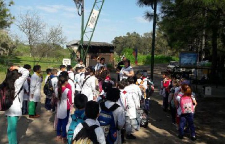 las escuelas forman parte de las visitas guiadas para descubrir la flora y fauna del predio.