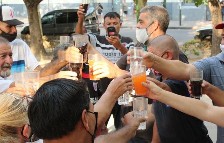 Todos los días frente a la estación de Temperley.