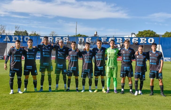 La formación de Temperley frente a Almagro.