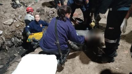 El momento en que sacaron al hombre de la cañería.