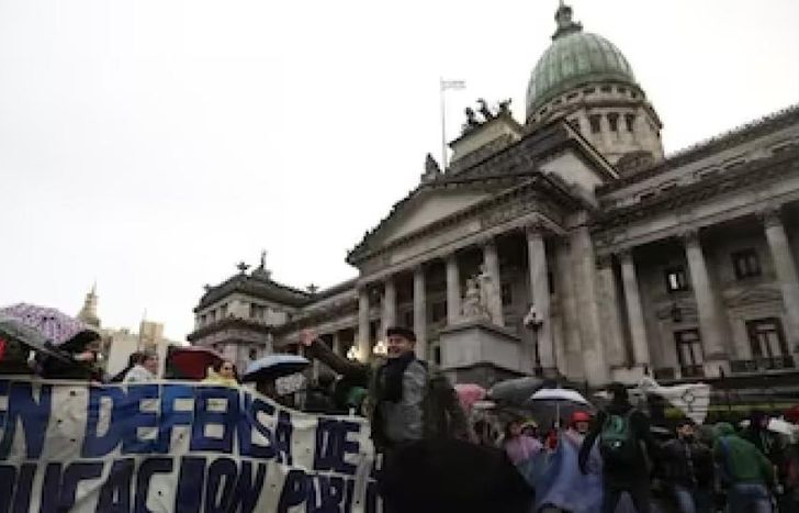 Aseguran que los docentes universitarios perdieron un 50% de su salario en el primer año de Javier Milei.