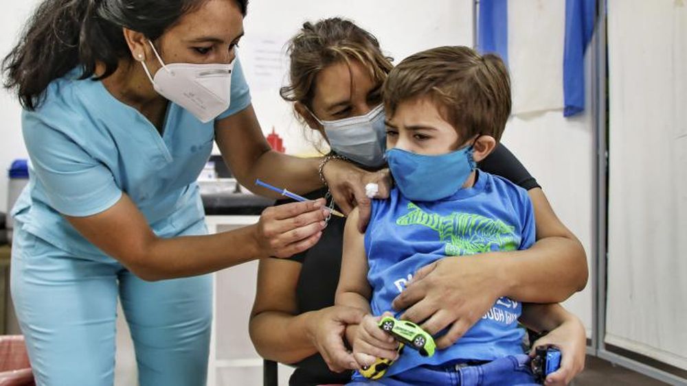 Con la Pfizer vacunan a los más pequeños.