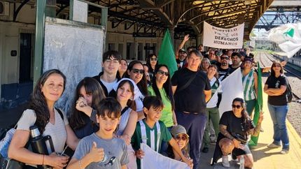 Hinchas de los distintos clubes del Sur viajan en el Tren Roca por la memoria.