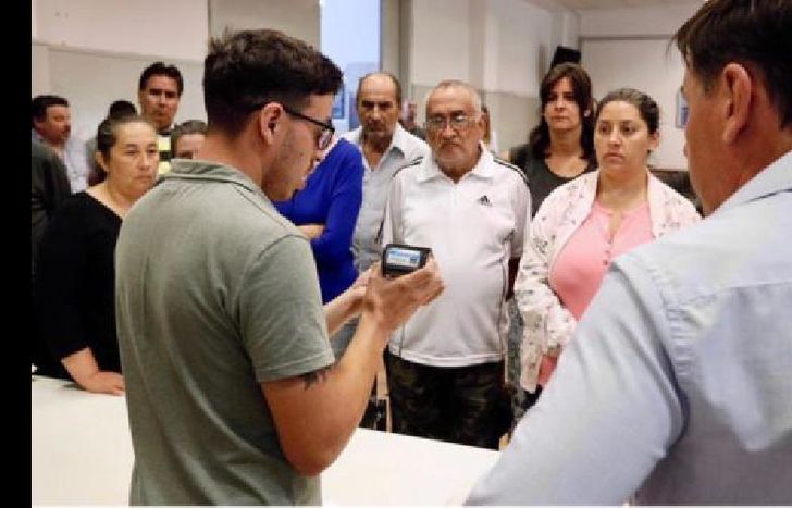 un total de 20 emprendedores recibieron las máquinas para utilizarlas durante un año.