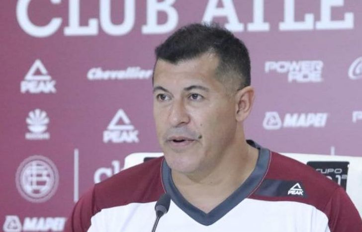 Almirón habló en conferencia de prensa desde Pilar.
