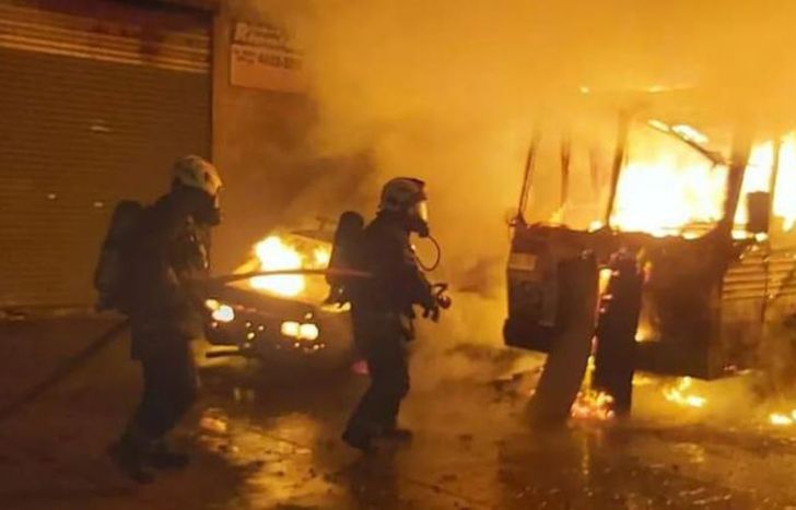 Bomberos apagando el incendio en Mataderos.