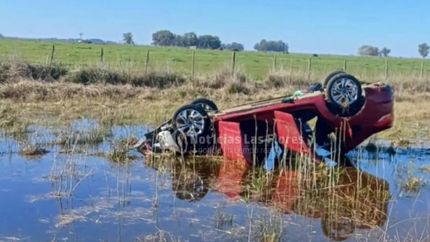 Así quedó el auto del matrimonio de Banfield.