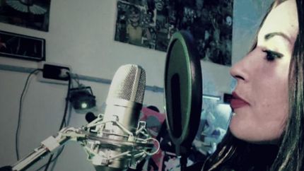 Romina se está por recibir y quiere enseñar canto gratis.