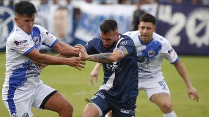 Benaducci pasa entre dos de Midland.