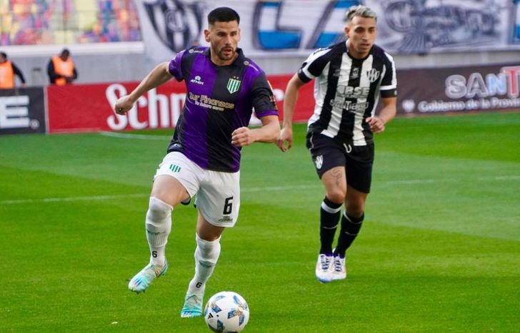 Enrique sale con pelota dominada.