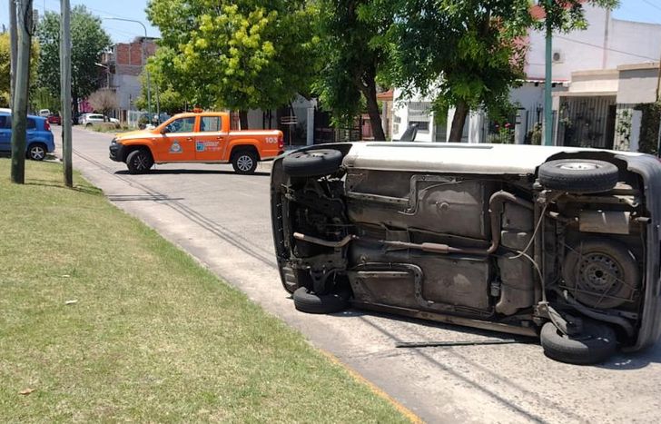 Uno de los autos terminó volcado y sus ocupantes sufrieron golpes.