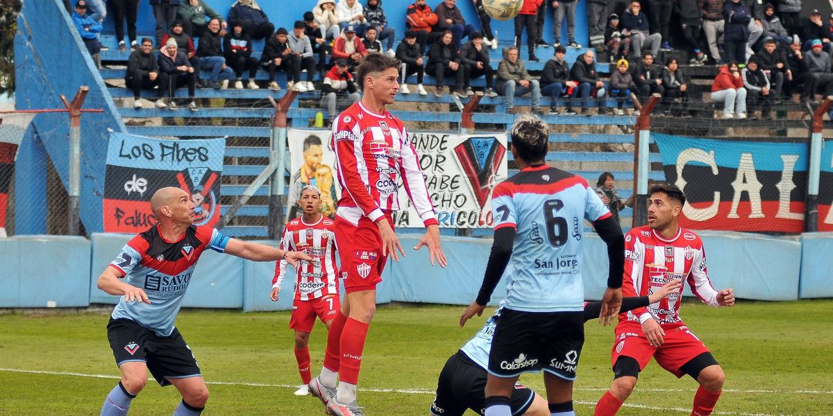 Talleres de Escalada y Brown de Adrogué arrancán afuera.