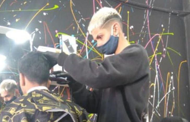 El lomense trabaja y se esfuerza para tener su propia barbería.
