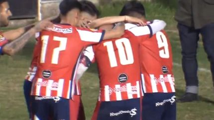 Todos abrazan a Enrique, autor del gol que le dio la victoria a Talleres. Todos abrazan a Enrique, autor del gol que le dio la victoria a Talleres.