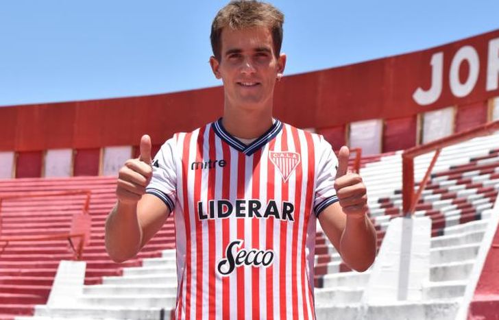 Ramírez puso la firma y ya posó con la milrayitas.