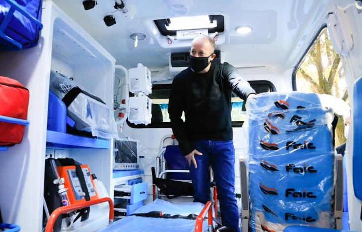 Son dos vehículos con equipamiento múltiple.