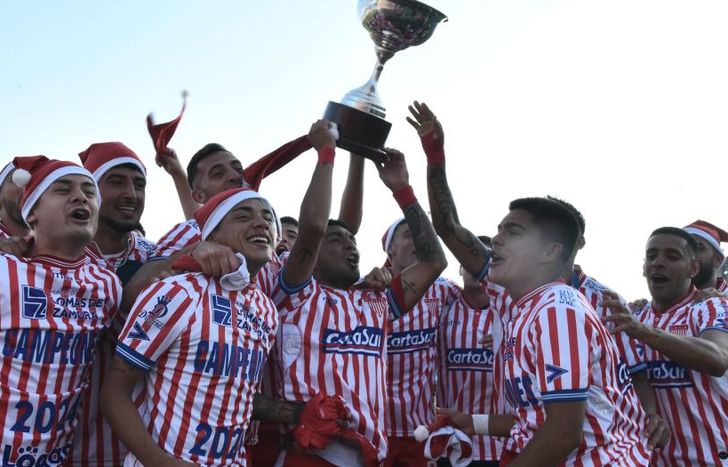 Los Andes festejó en Córdoba y alzó la copa.