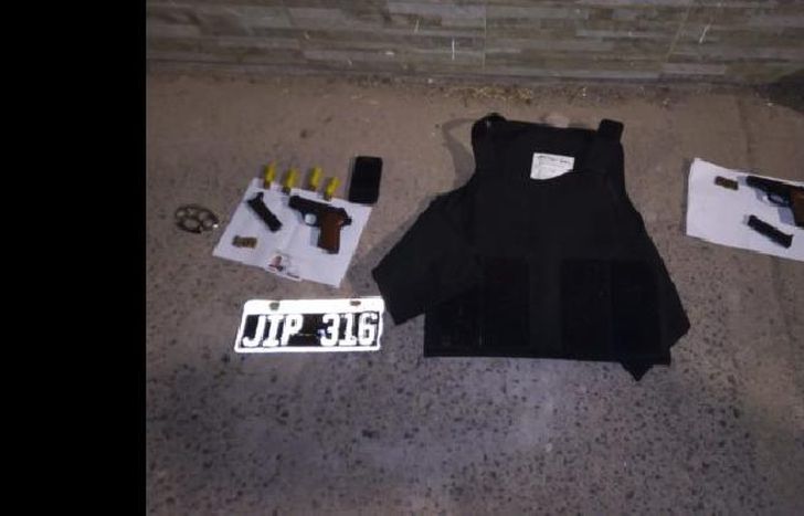 además de dos armas de fuego incautaron un chaleco antibalas.