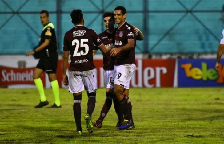 El eterno Sand festeja ante Sportivo Barracas.
