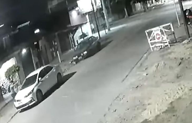 El policía se tiroteó con el delincuente en plena calle.