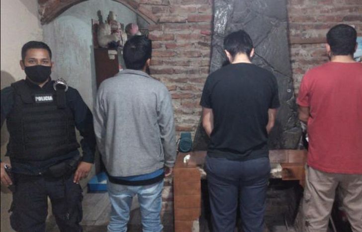 Los tres detenidos por realizar en entraderas.