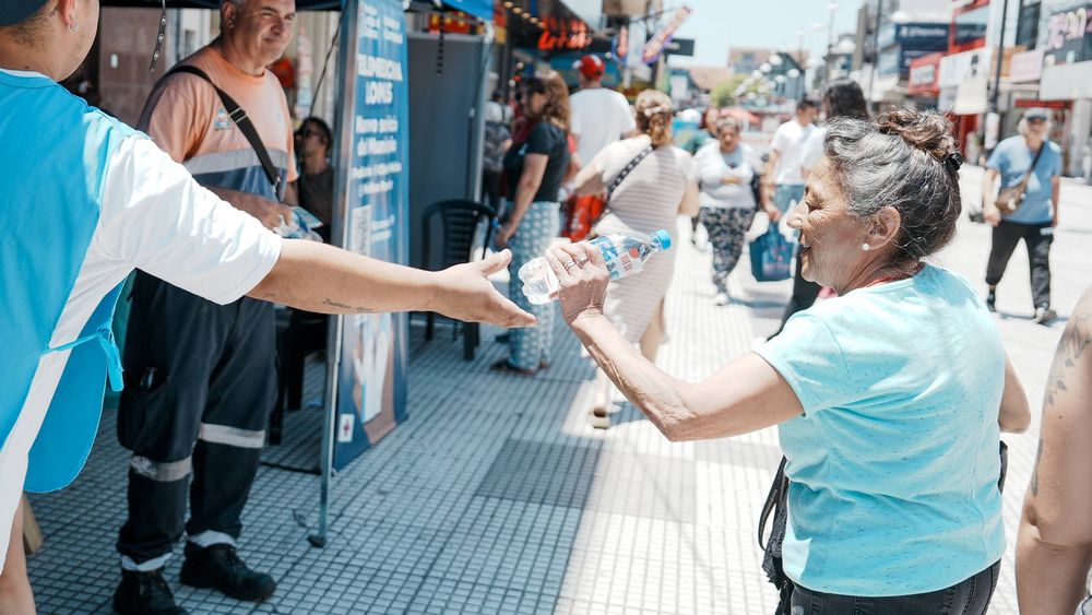 Dónde funcionan los puntos de hidratación en Lomas de Zamora que se activan con el calor extremo
