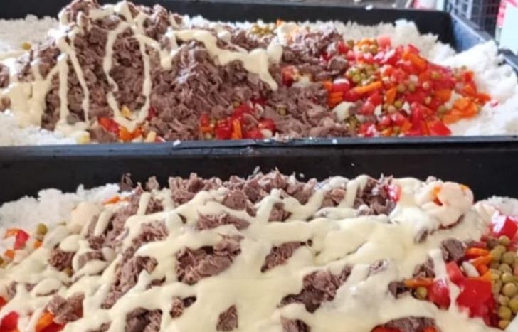 Cocinan todos los días para entregar las viandas y brindar un plato de comida a los más chicos.