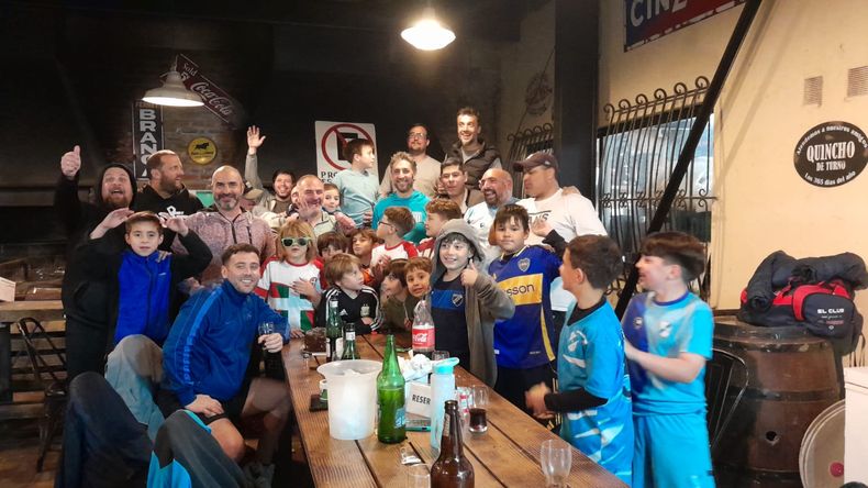 Llevan a sus hijos para compartir la pasión por el fútbol y hasta arman partidos contra ellos.