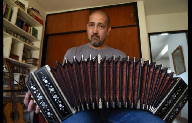 a los 9 años, en su primerA clase, ya tocó un tango sencillo.